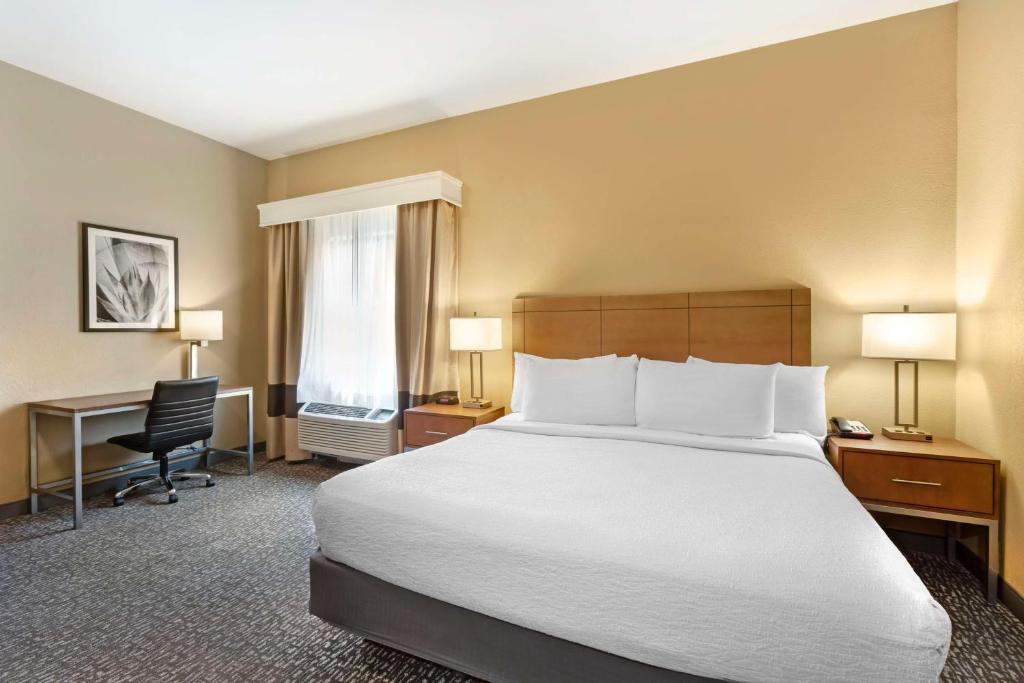 Postel nebo postele na pokoji v ubytování Best Western Plus Surprise-Phoenix NW
