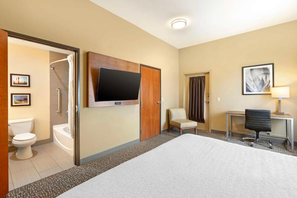 TV a/nebo společenská místnost v ubytování Best Western Plus Surprise-Phoenix NW
