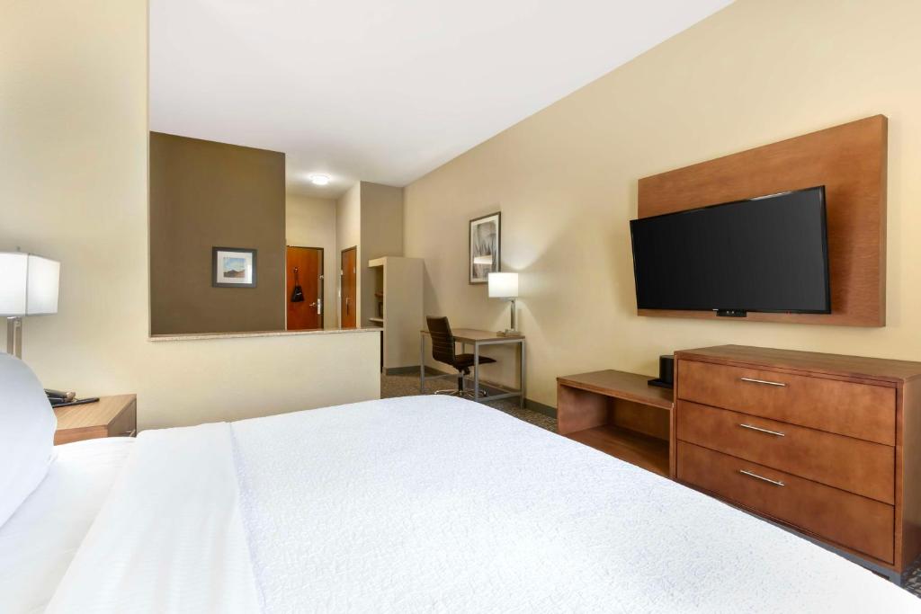 TV a/nebo společenská místnost v ubytování Best Western Plus Surprise-Phoenix NW