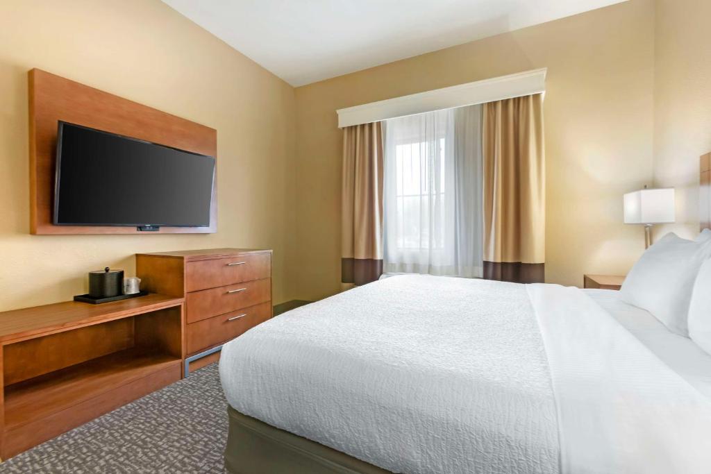 Postel nebo postele na pokoji v ubytování Best Western Plus Surprise-Phoenix NW