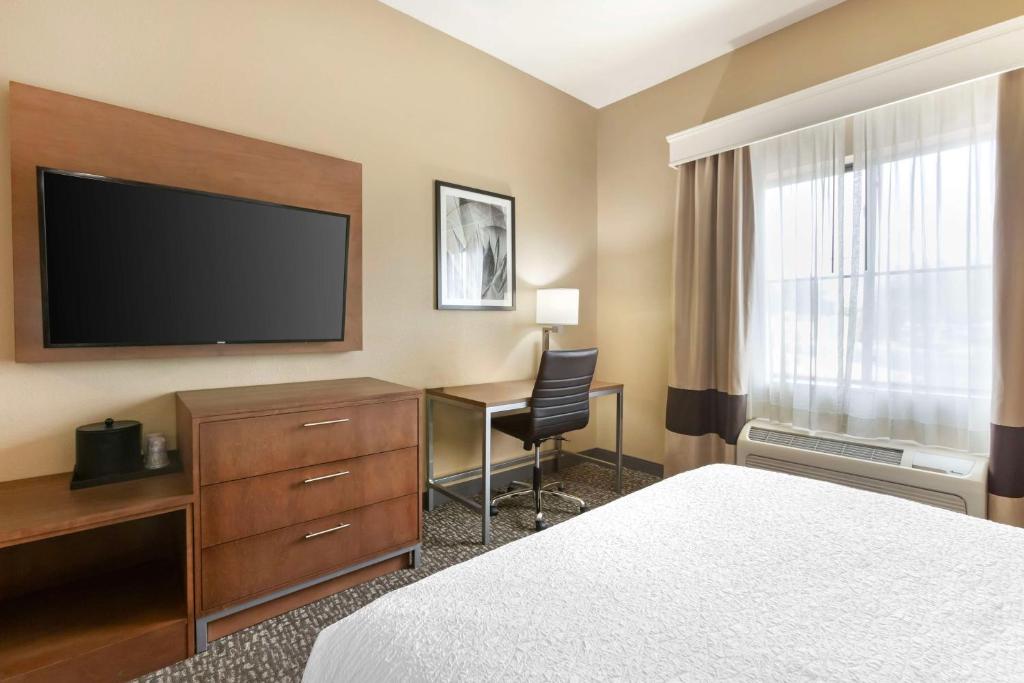 Postel nebo postele na pokoji v ubytování Best Western Plus Surprise-Phoenix NW