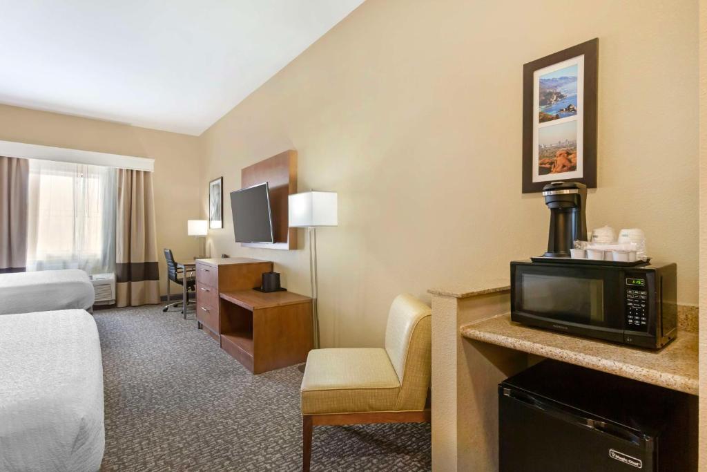 Postel nebo postele na pokoji v ubytování Best Western Plus Surprise-Phoenix NW