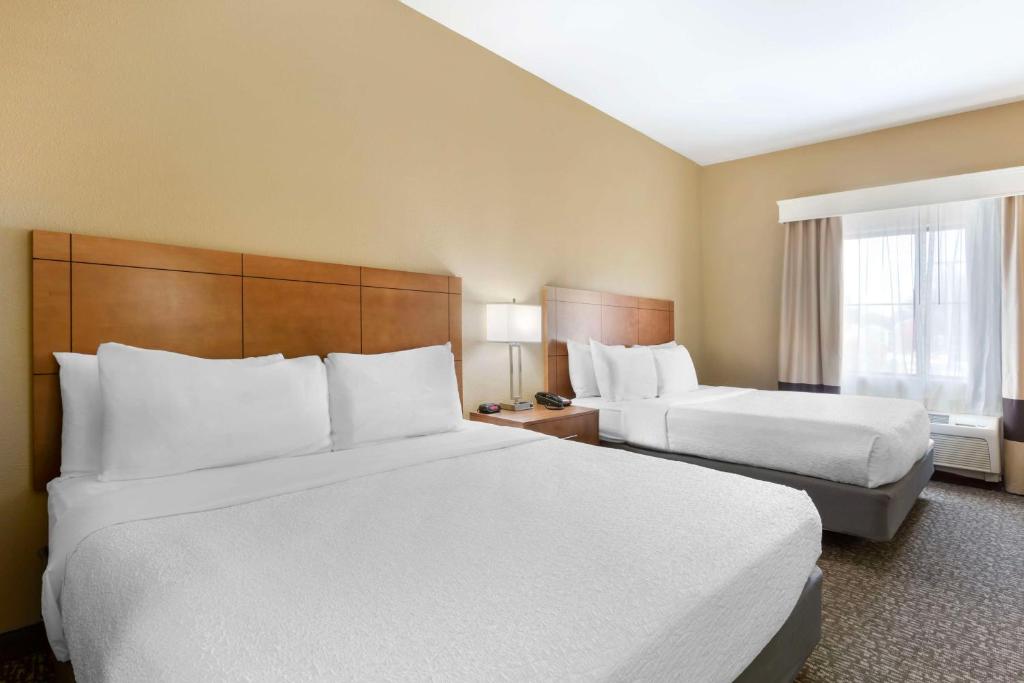 Postel nebo postele na pokoji v ubytování Best Western Plus Surprise-Phoenix NW