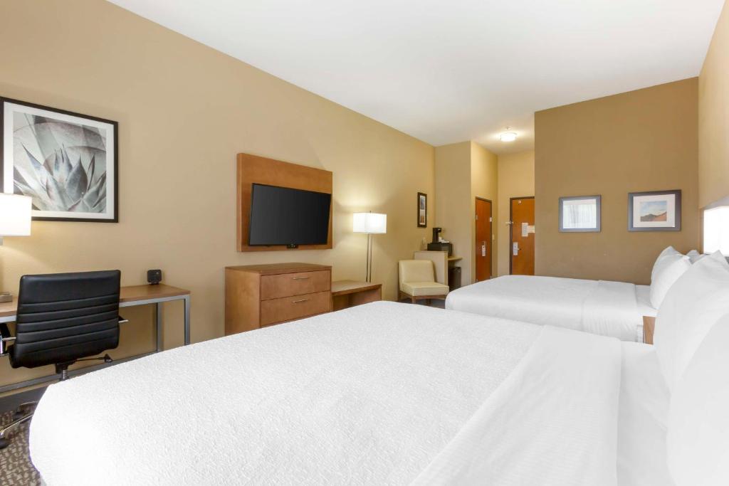 Postel nebo postele na pokoji v ubytování Best Western Plus Surprise-Phoenix NW