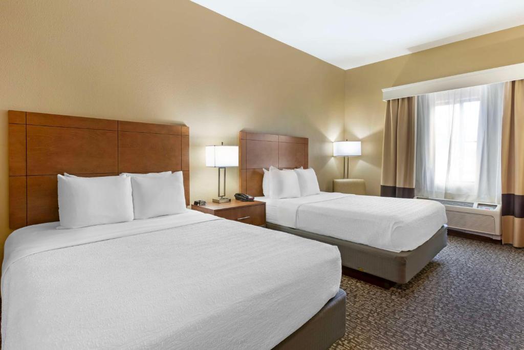 Postel nebo postele na pokoji v ubytování Best Western Plus Surprise-Phoenix NW