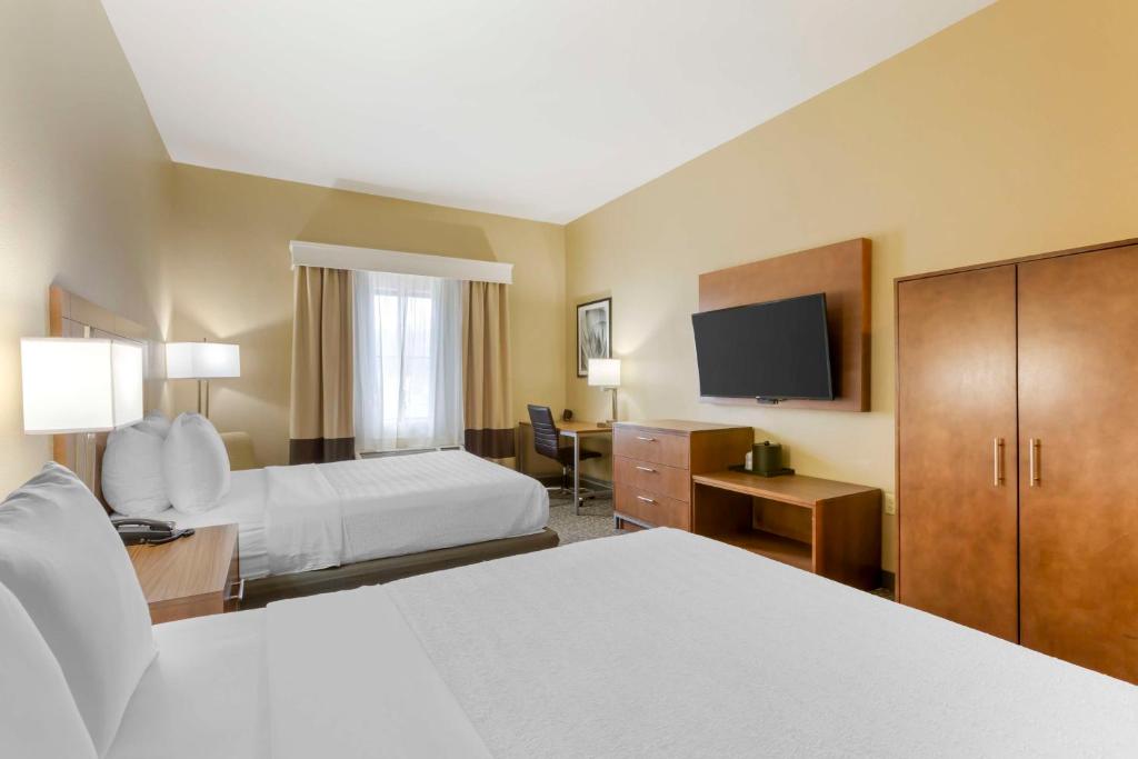 Postel nebo postele na pokoji v ubytování Best Western Plus Surprise-Phoenix NW
