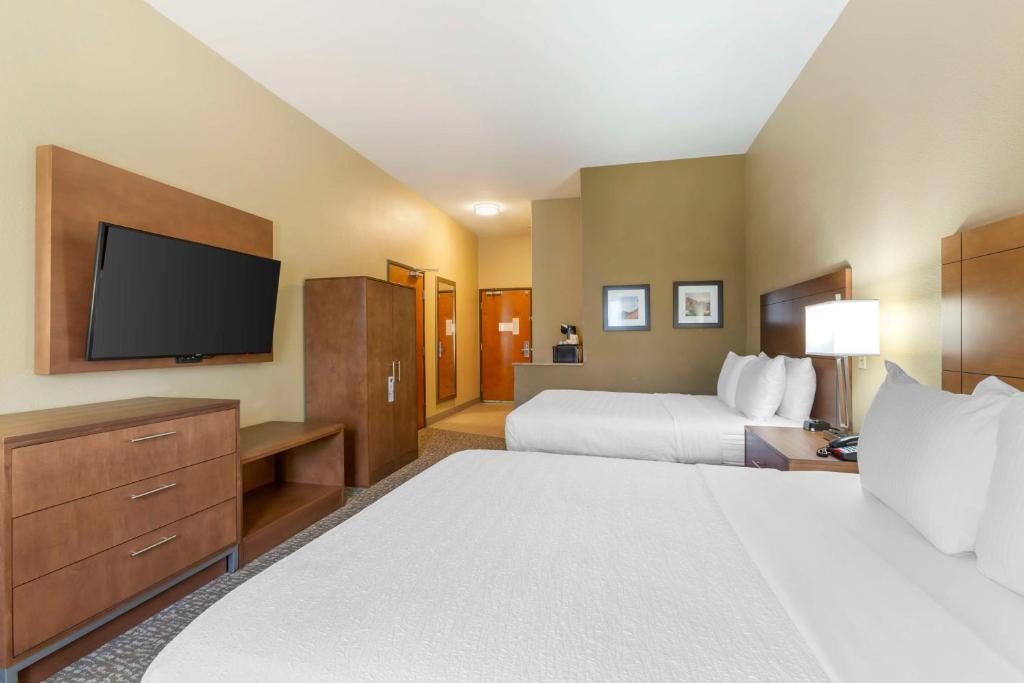 Postel nebo postele na pokoji v ubytování Best Western Plus Surprise-Phoenix NW