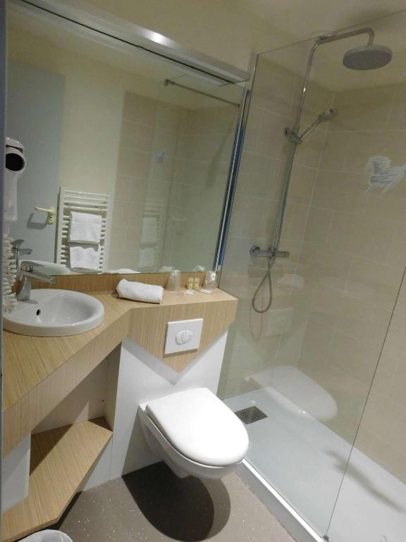 Koupelna v ubytování Brit Hotel Argentan