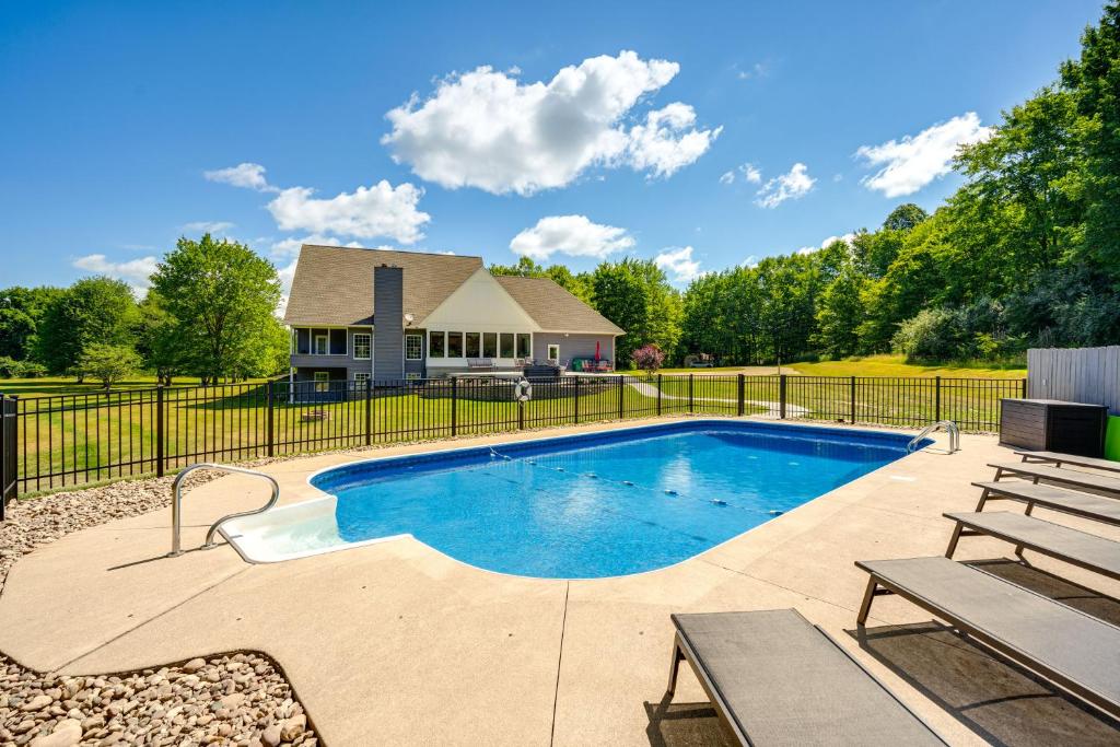Πισίνα στο ή κοντά στο Spacious Thornville Home about 8 Mi to Buckeye Lake!