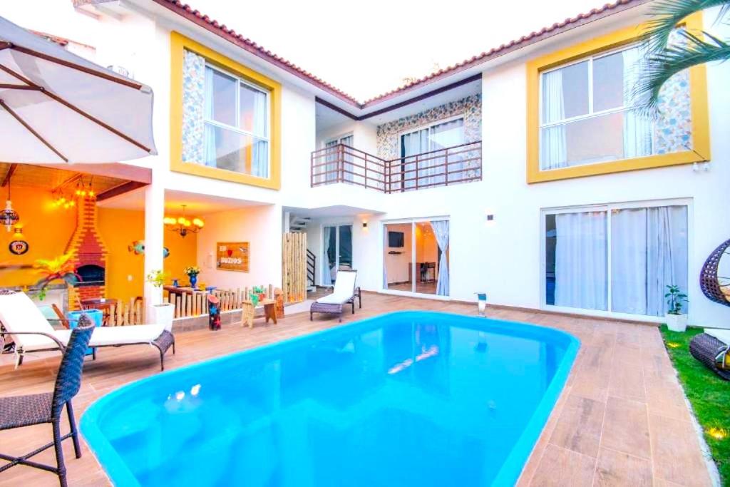 a house with a swimming pool in the backyard at Pousada Nanina de Geribá in Búzios