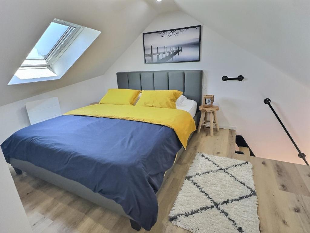 Posteľ alebo postele v izbe v ubytovaní Loft ravissant avec parking gratuit