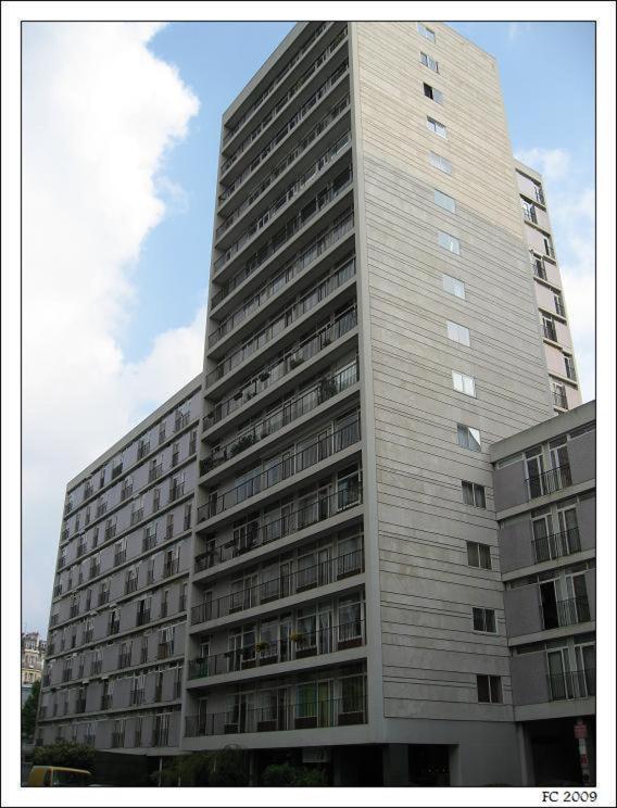 Un grand bâtiment avec de nombreuses fenêtres sur son côté dans l'établissement Pret à usage & Commodat 10 Finlay 1st floor - 30 nuitées minimum - Salarié mobilité ou étudiant stagiaire, à Paris