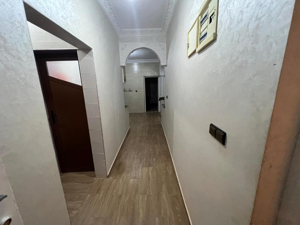 un couloir dans un immeuble avec une porte et du parquet dans l'établissement Maison montagne à Aqesri, à Annsri