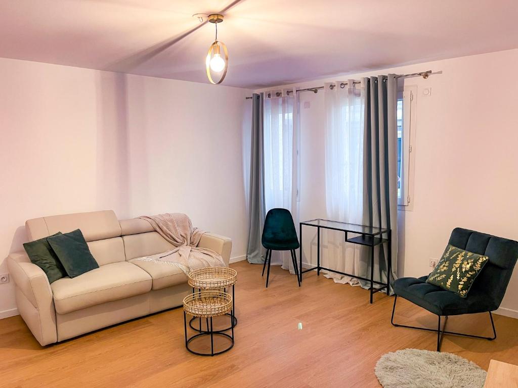 un salon avec un canapé, une table et des chaises dans l'établissement Logement entier calme à Rosny sous Bois - proche Gare et 20min de Paris, à Rosny-sous-Bois