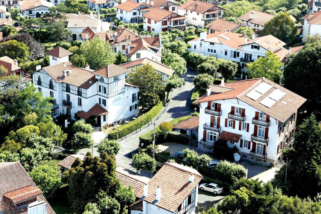 een luchtzicht op een dorp met huizen bij Hotel Les Goelands in Saint-Jean-de-Luz