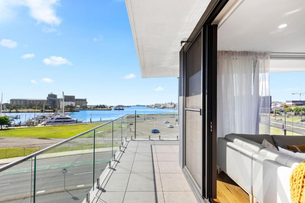 Balkón nebo terasa v ubytování Harbour Towers, Newcastle's Elite Apartment Stays, Free Parking & Tram Access