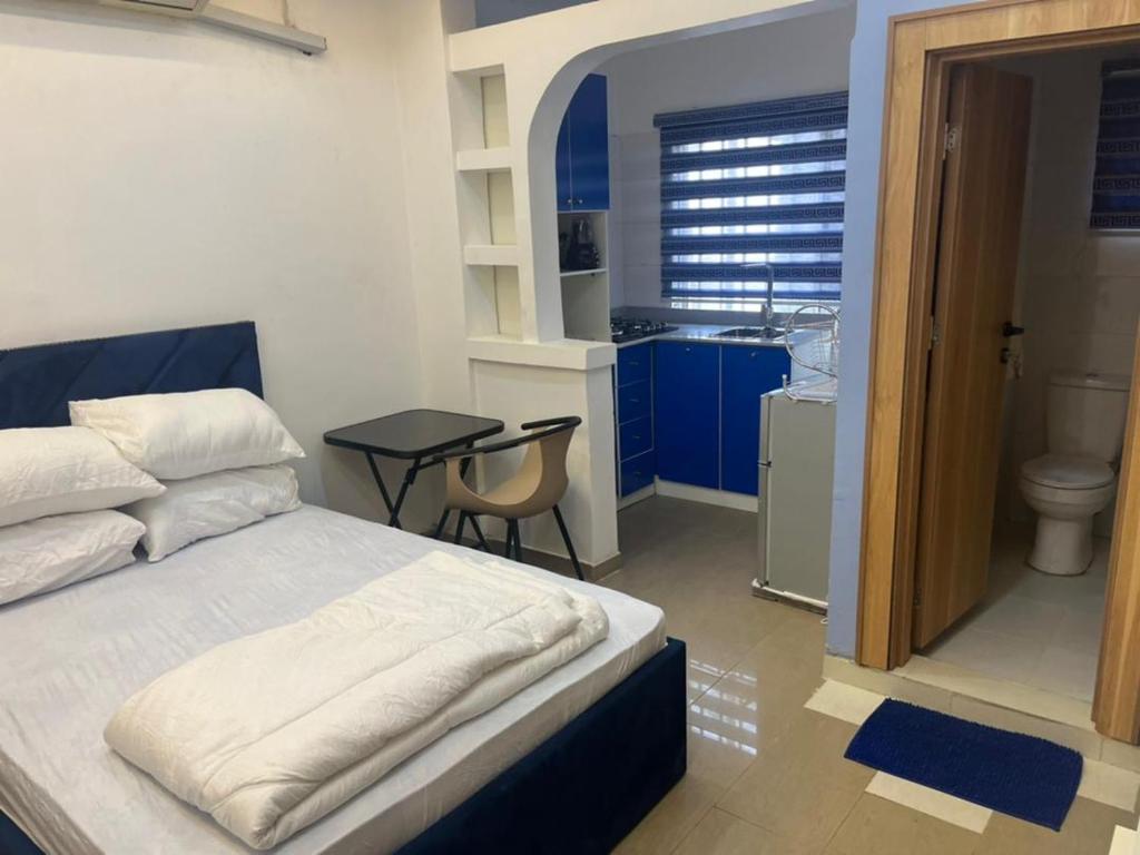 une chambre avec un lit et une salle de bain avec un lavabo dans l'établissement Private, Cozy, CityCentre Studio II, à Abuja