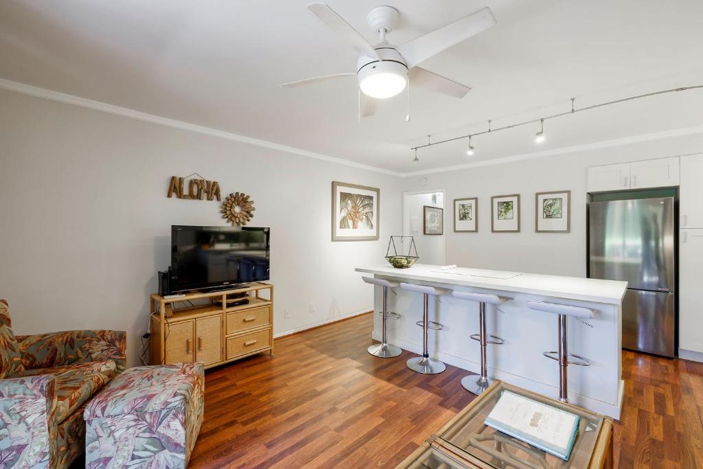 TV a/nebo společenská místnost v ubytování Kihei Kai Oceanfront Condos