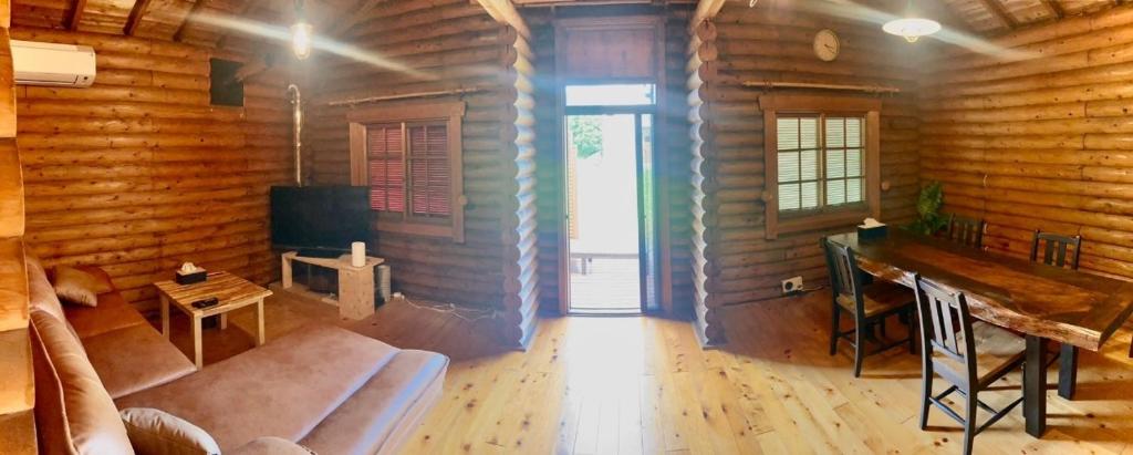 Posezení v ubytování MOTOSUGA Log House