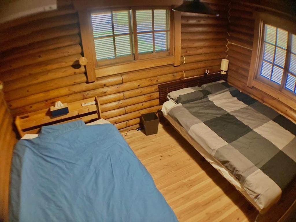 Postel nebo postele na pokoji v ubytování MOTOSUGA Log House