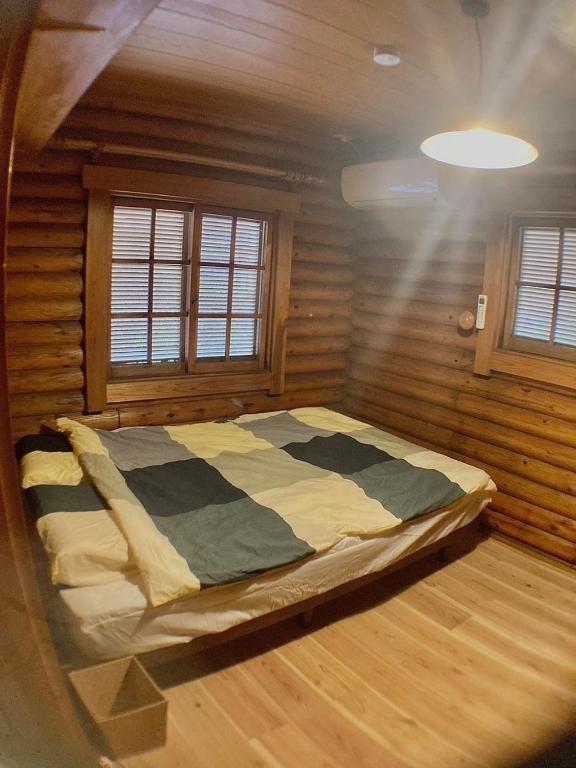 Postel nebo postele na pokoji v ubytování MOTOSUGA Log House