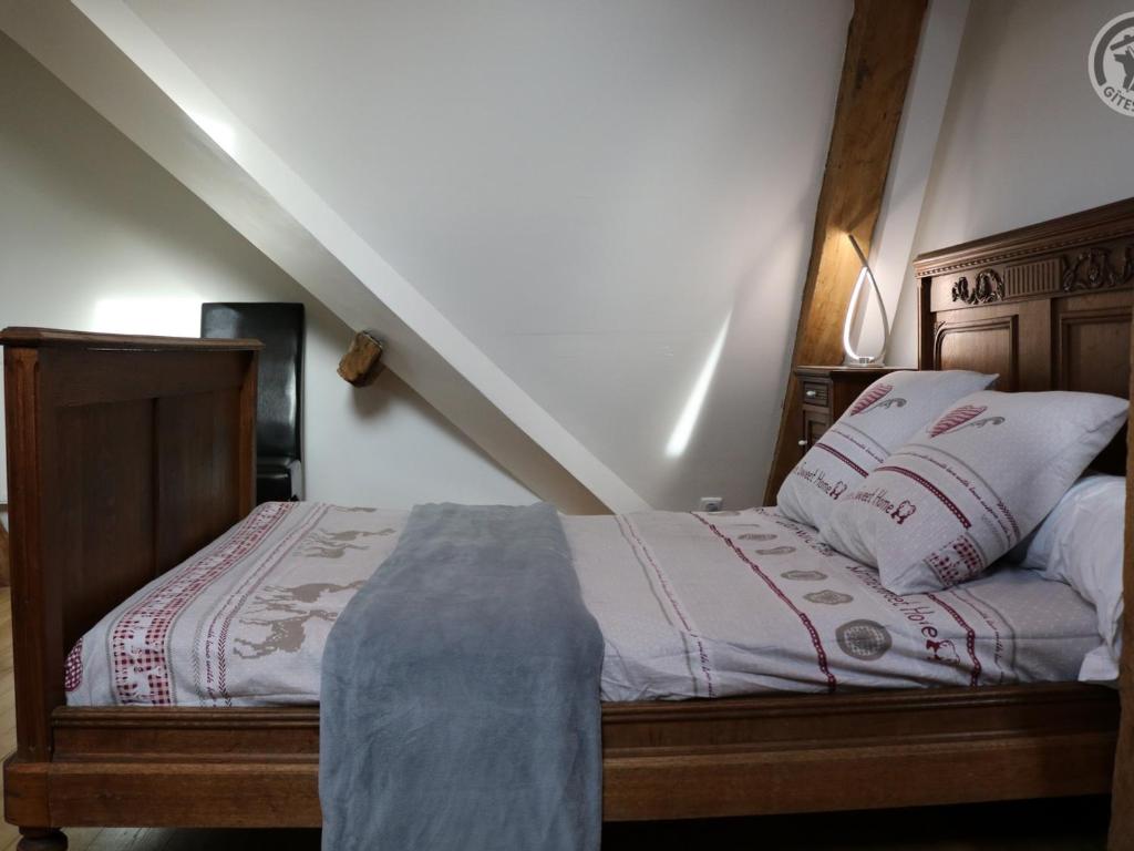 Posteľ alebo postele v izbe v ubytovaní Gîte typique Avesnois, familial avec terrasse, proche forêt et activités locales - FR-1-510-177
