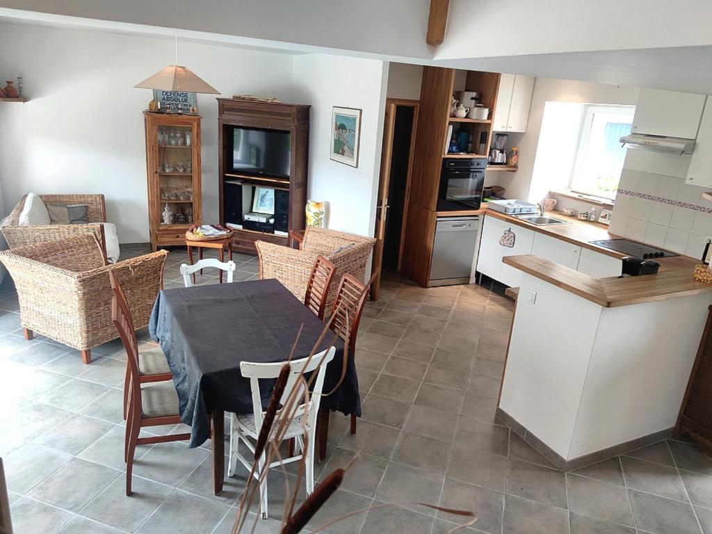 Η κουζίνα ή μικρή κουζίνα στο Maison calme avec jardin près plage, 6 pers, à Le Tour-du-Parc - FR-1-639-117