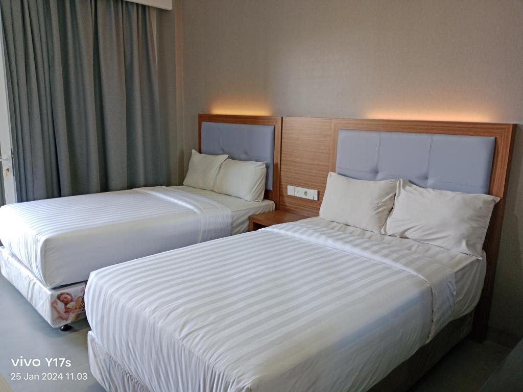 Postel nebo postele na pokoji v ubytování Grand Cahaya Hotel Pangandaran