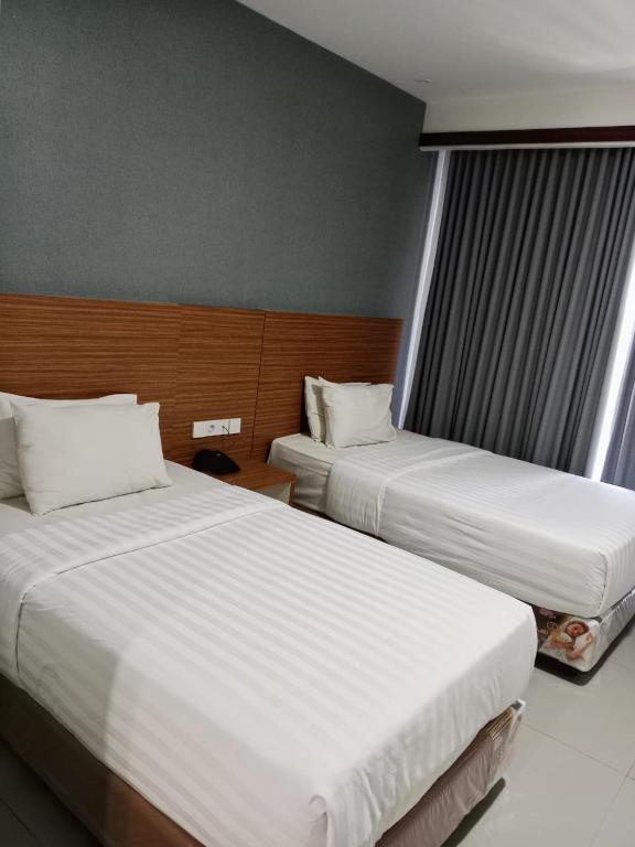 Postel nebo postele na pokoji v ubytování Grand Cahaya Hotel Pangandaran