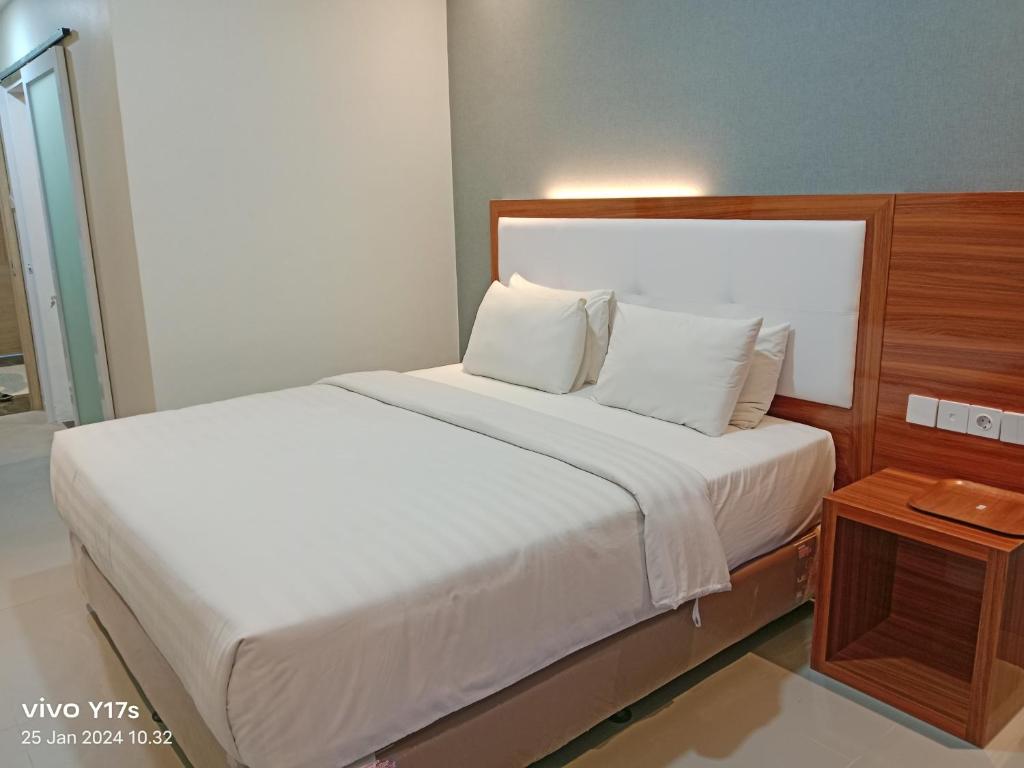 Postel nebo postele na pokoji v ubytování Grand Cahaya Hotel Pangandaran