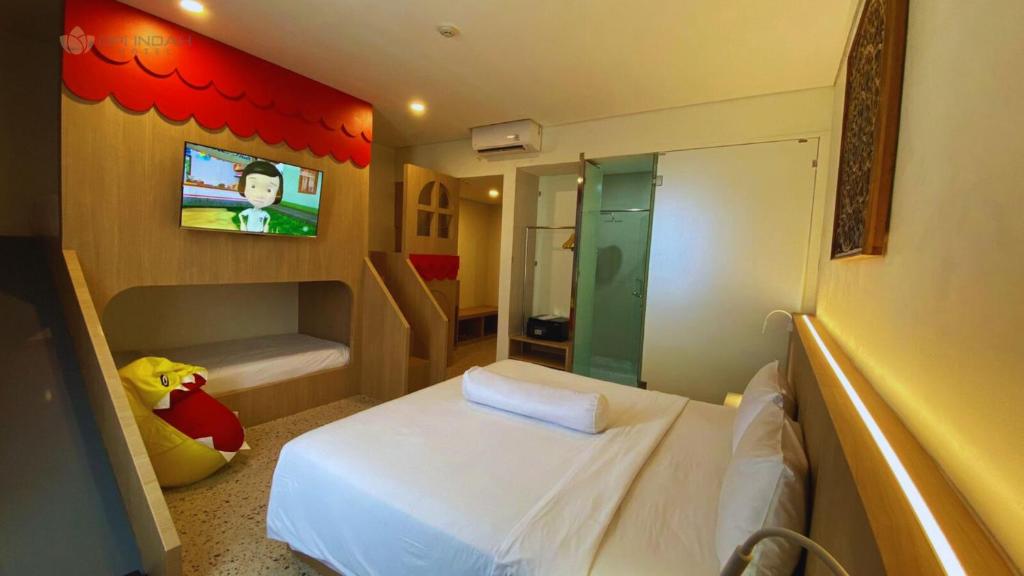 Postel nebo postele na pokoji v ubytování OPI Indah Hotel