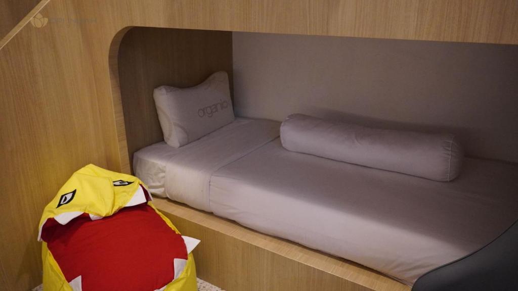 Postel nebo postele na pokoji v ubytování OPI Indah Hotel