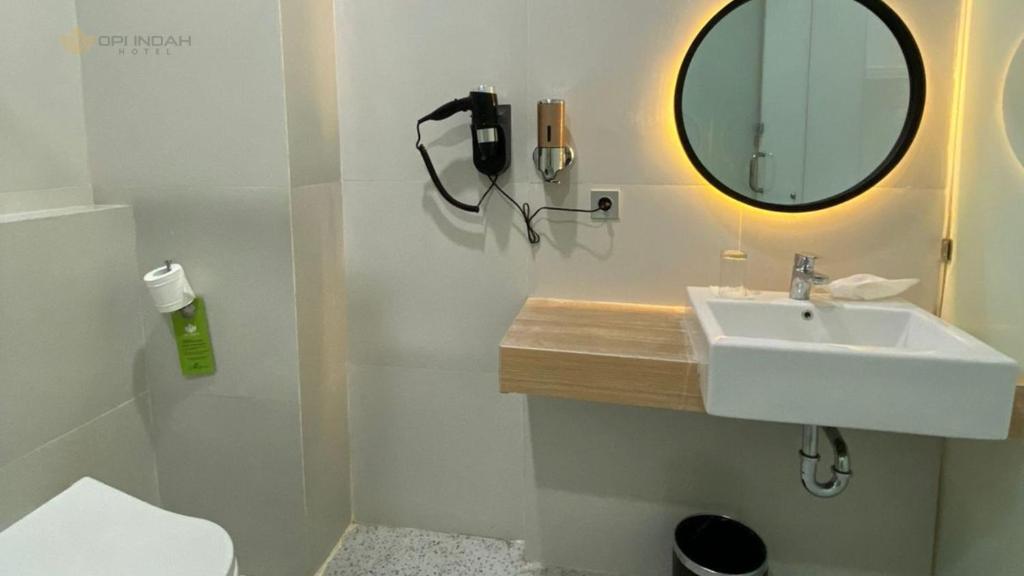 Koupelna v ubytování OPI Indah Hotel