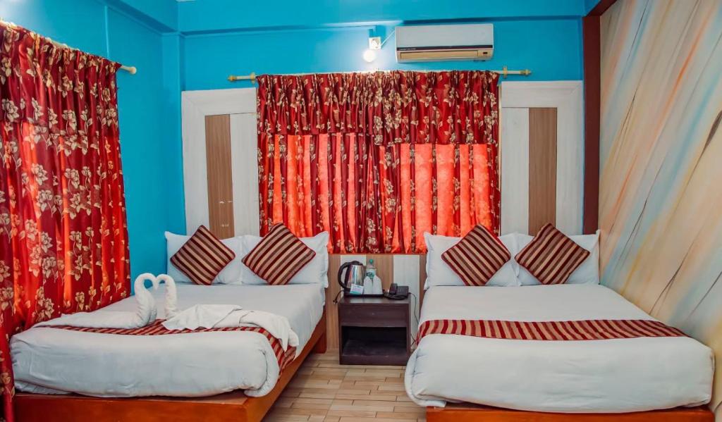 Rúm í herbergi á Hotel Middle Point Pvt Ltd