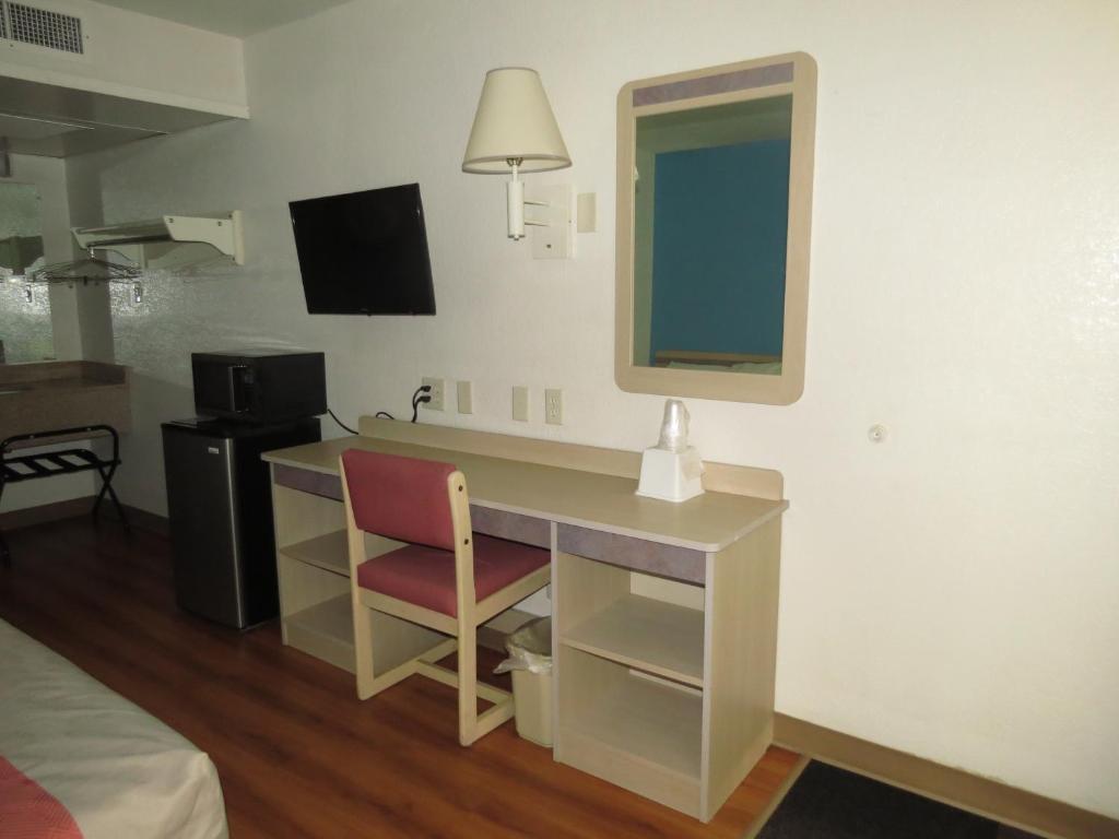 TV a/nebo společenská místnost v ubytování Motel 6-Mitchell, SD