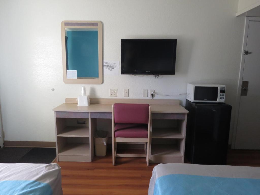 TV a/nebo společenská místnost v ubytování Motel 6-Mitchell, SD