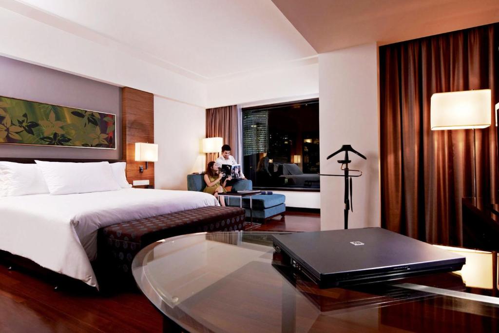 Postel nebo postele na pokoji v ubytování Impiana KLCC Hotel