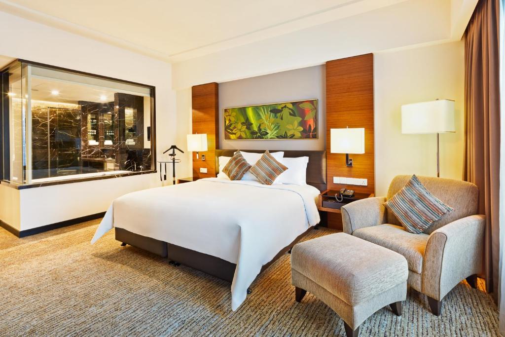 Postel nebo postele na pokoji v ubytování Impiana KLCC Hotel