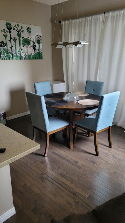 Posezení v ubytování The King place, is a ROOM in a PRIVATE HOUSE, close to CTrain and Spruce Meadows Equestrian
