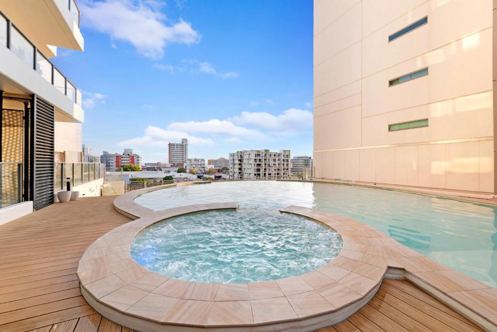 High-Rise Modern Oasis with Pool and City Views, Darwin (updated prices ... - Poolside Apartment With Outdoor Kitchen And City View