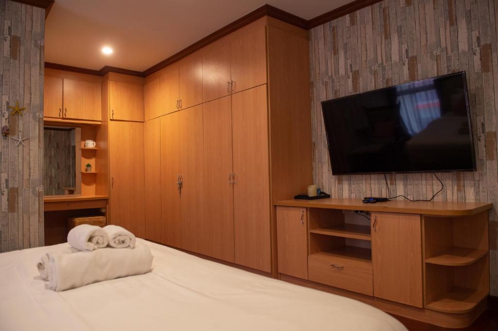 Sjónvarps- og/eða afþreyingartæki á Baan SanSuk Pranburi - Beach Front & Pool Villa