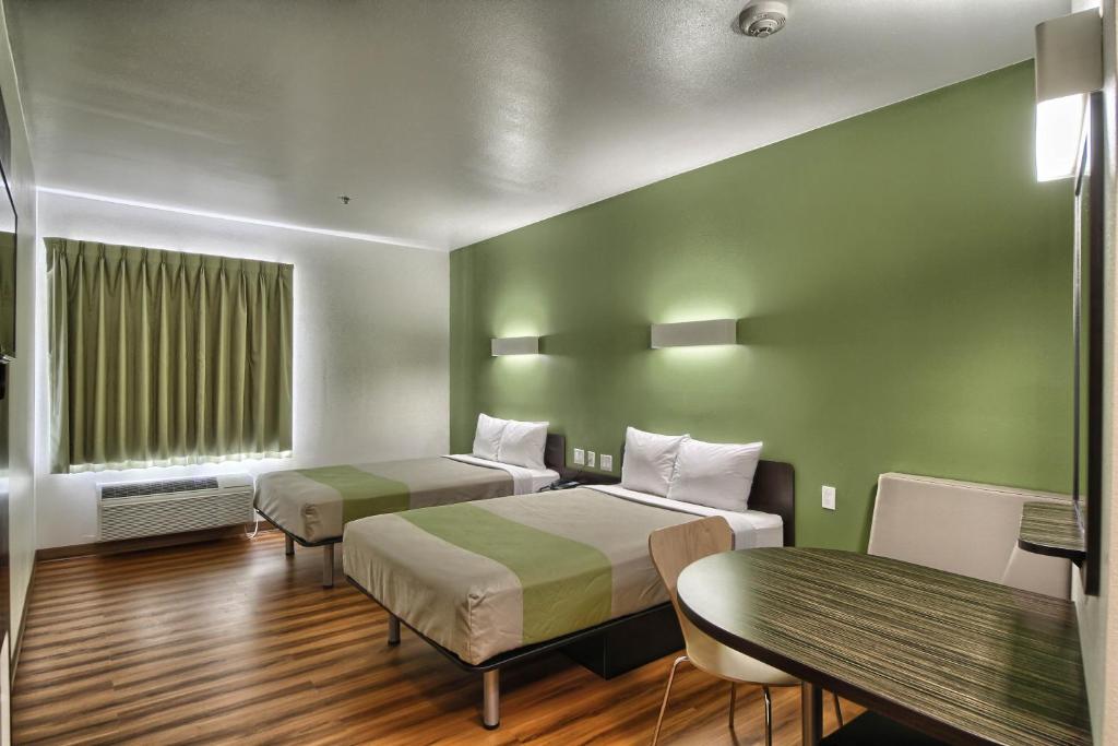 Postel nebo postele na pokoji v ubytování Motel 6-Weslaco, TX