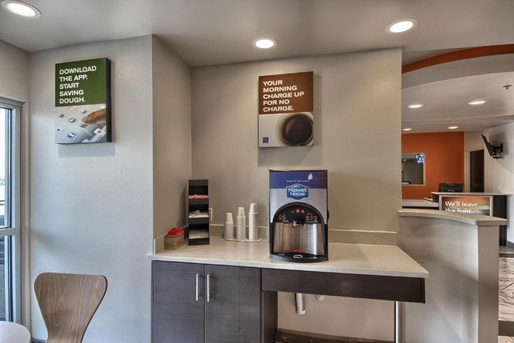 Kuchyň nebo kuchyňský kout v ubytování Motel 6-Weslaco, TX