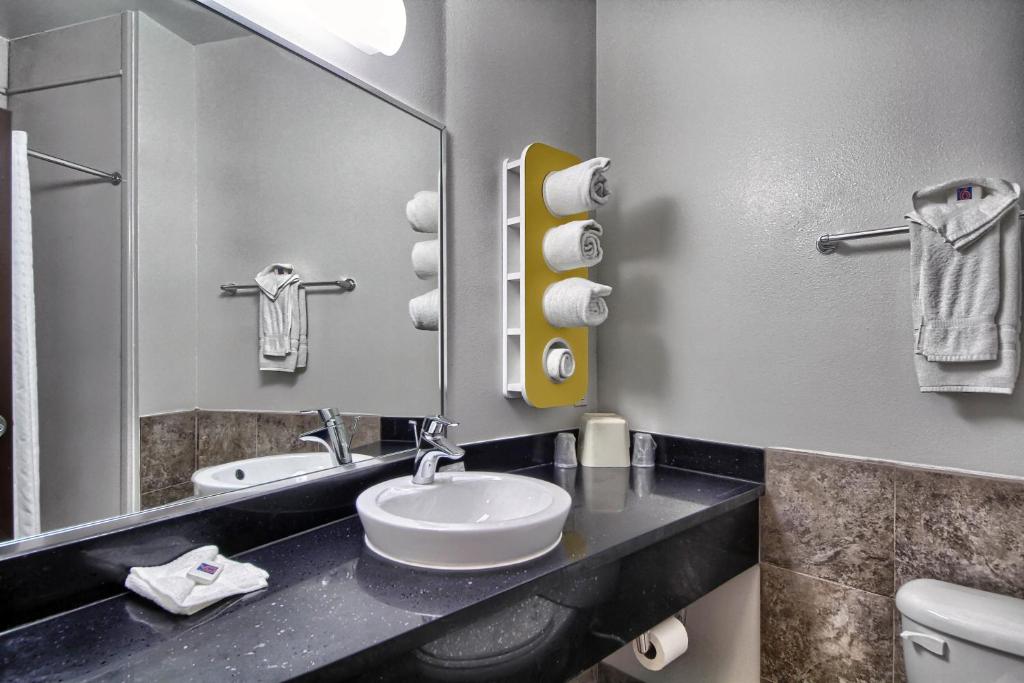 Koupelna v ubytování Motel 6-Weslaco, TX