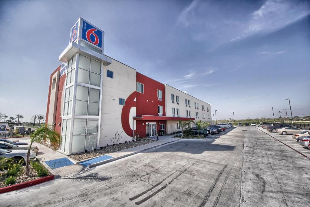 a large building with a large letter c on it at Motel 6-Weslaco, TX in Weslaco