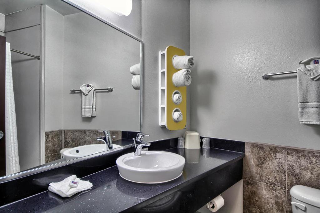 Koupelna v ubytování Motel 6-Weslaco, TX