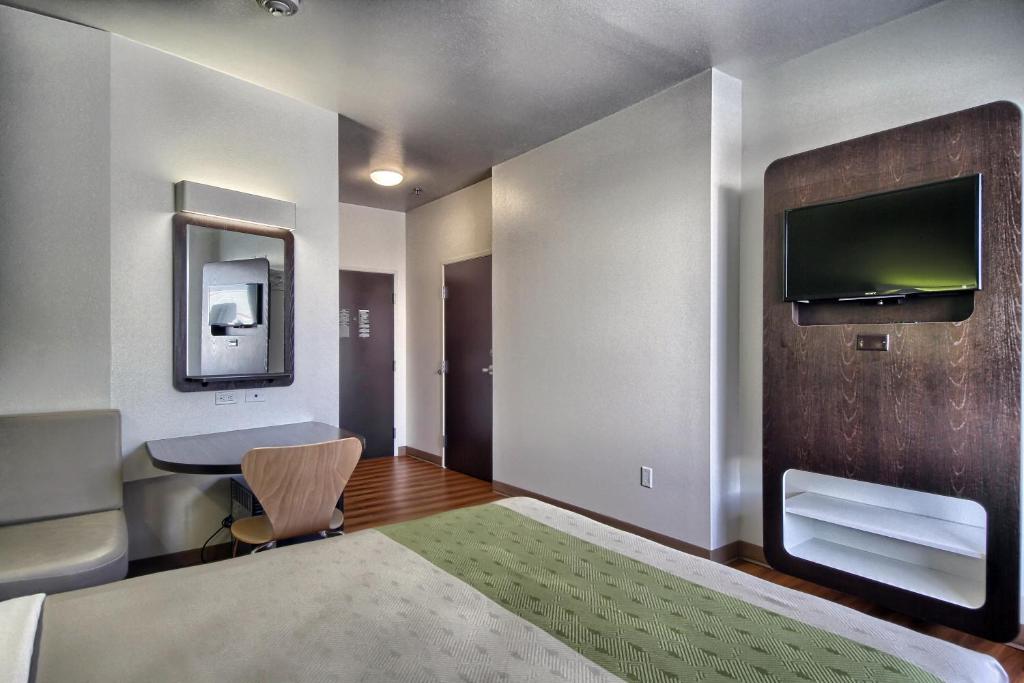 TV a/nebo společenská místnost v ubytování Motel 6-Weslaco, TX