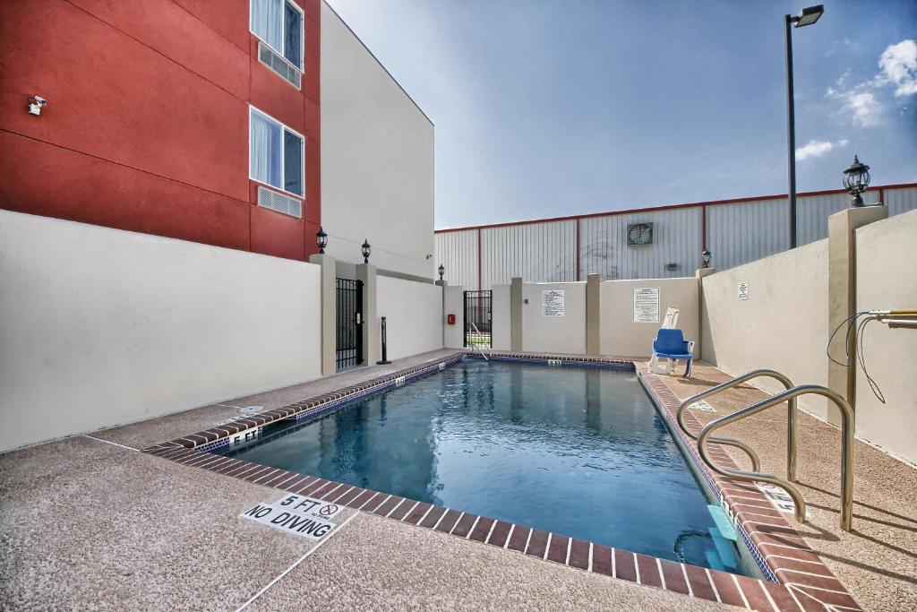 Bazén v ubytování Motel 6-Weslaco, TX nebo v jeho okolí