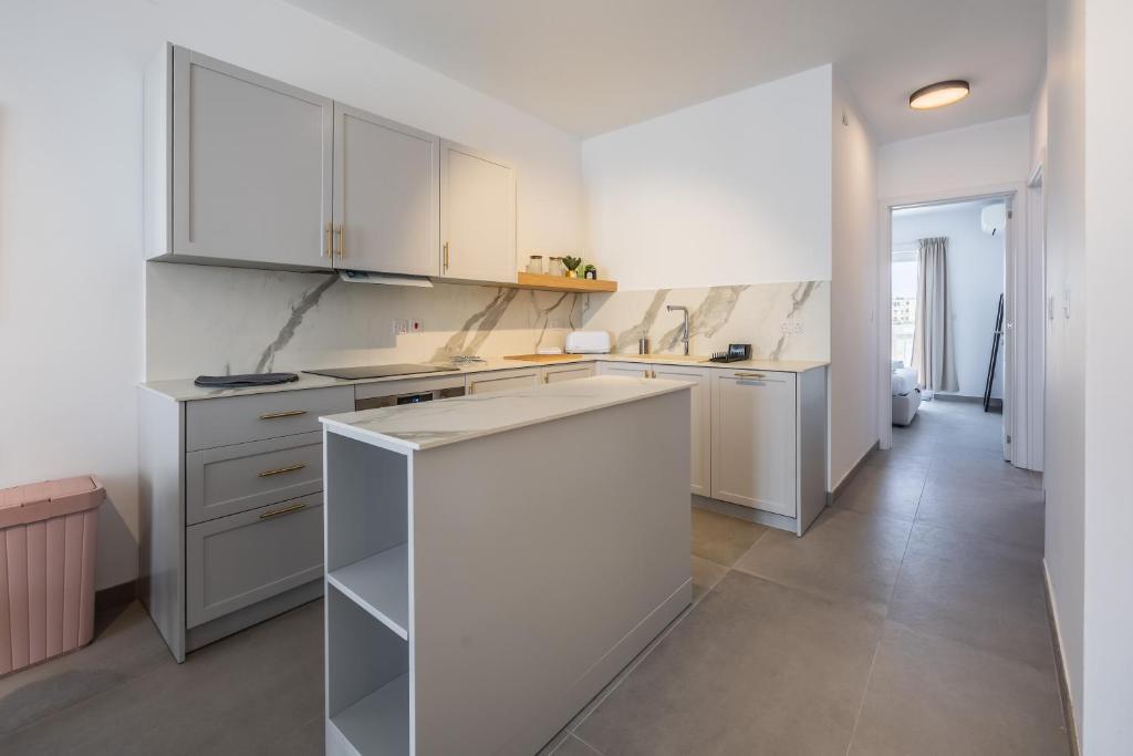 Kuchyň nebo kuchyňský kout v ubytování Charming and new Penthouse close to Mosta Dome by SF HOMES