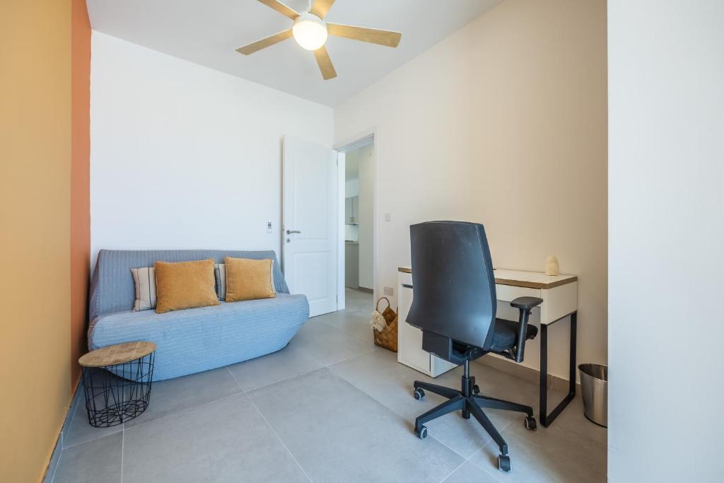 Posezení v ubytování Charming and new Penthouse close to Mosta Dome by SF HOMES